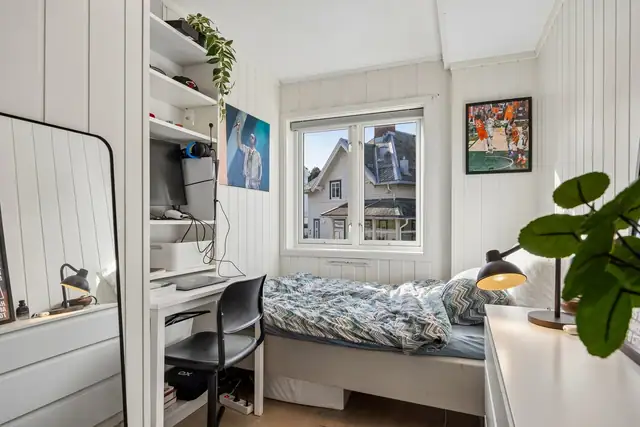 Innbydende rom med lys og luftig karakter.
