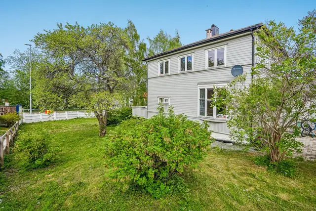 Boligen ligger svært sentralt til i Trondheim og har en tomt på over 1 mål.