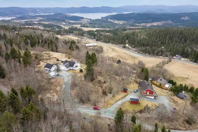 Eiendommen kan tilby meget gode solforhold og utsikt over Jonsvatnet og grøntarealer.