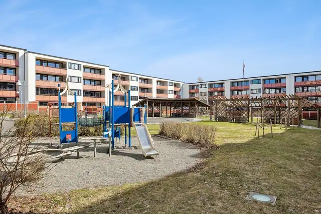 Pent opparbeidet fellesareal med diverse benker og lekeplasser.
