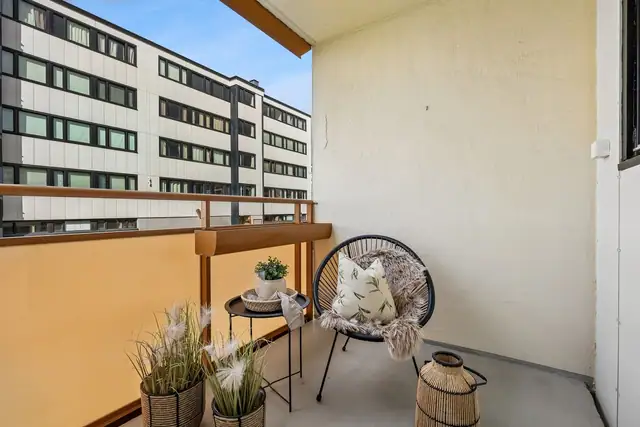 Fra stuen har man tilgang på en vestvendt balkong, her kan man nyte varme sommerdager!