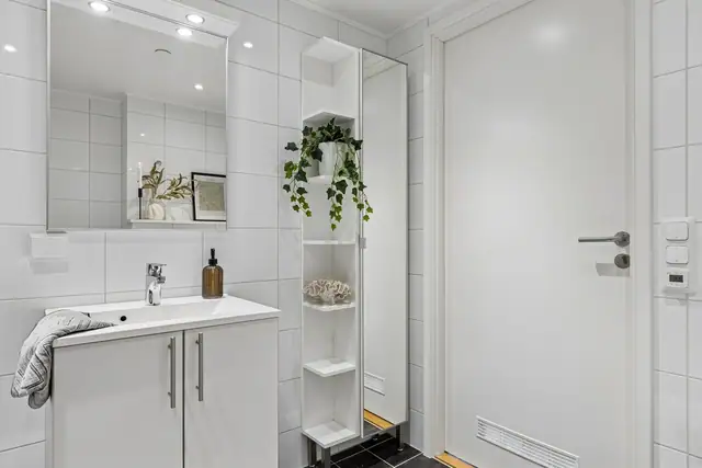 Badet måler romslige 5 kvm.