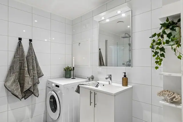 Her er det plass til vaskemaskin. Det er flis på vegger og gulv, og gulvvarme.