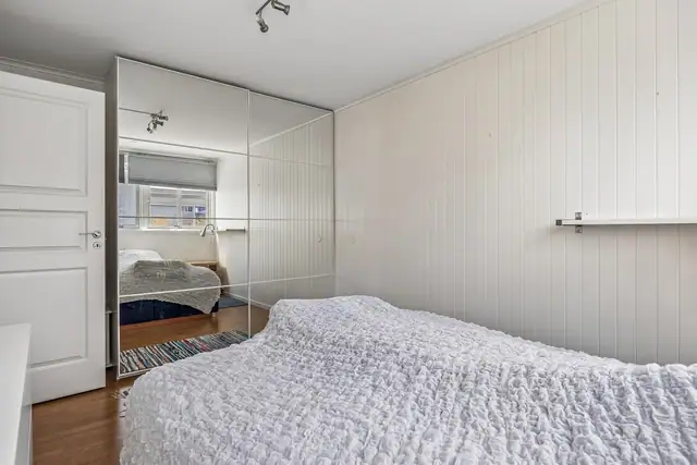Her har du en stor skyvedørsgarderobe med god plass til dobbeseng og andre soveromsmøbler