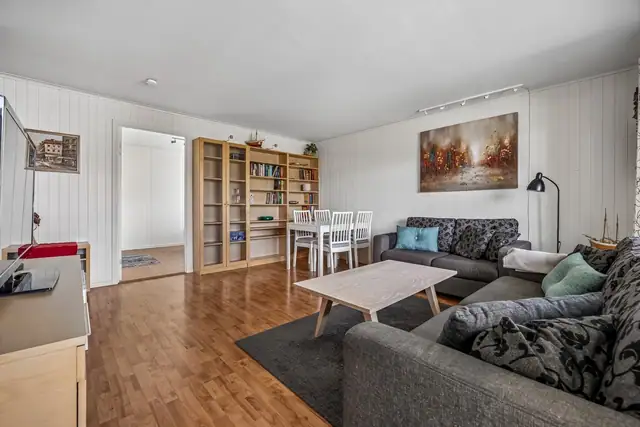 Stuen rommer hele 20 kvm og har god plass til et både spisebord og stor sofa.