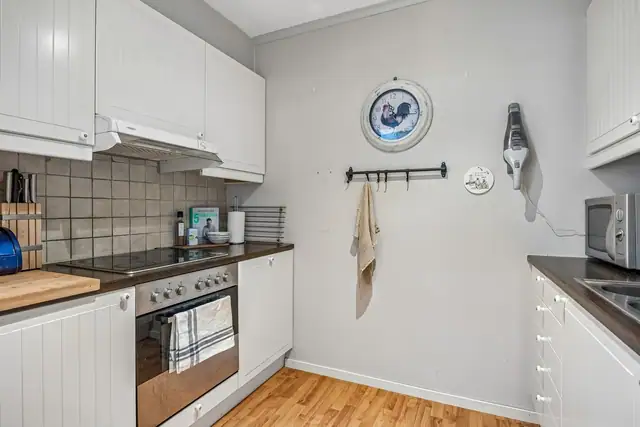 Kjøkken og stue er adskilt. Gjennom hele leiligheten er det utstrakt bruk av pent laminat på gulv.