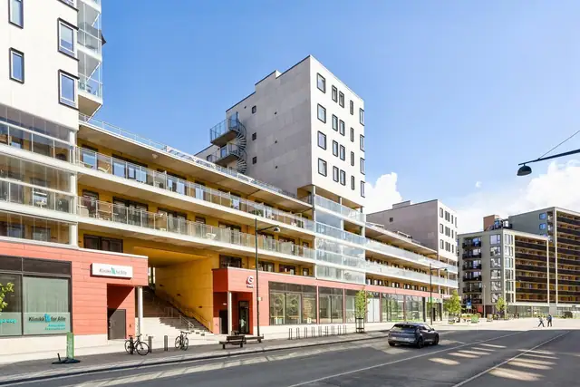 Leiligheten har en sentral beliggenhet med nærhet til dagligvare, kompis, gode kollektivforbindelser og mange andre servicetilbud.
