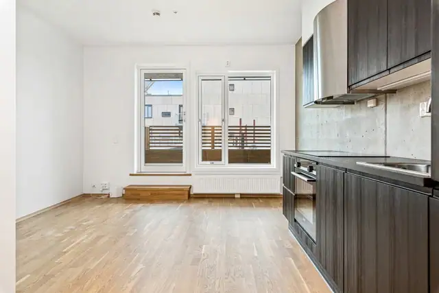 En smakfull og delikat selveierleilighet fra 2019 med en sørvendt terrasse på 9,2 kvm.