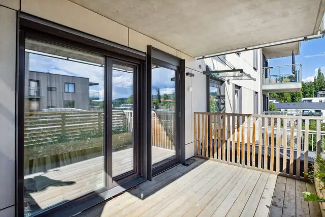 Fra stuen er det utgang til en flott og solrik terrasse.