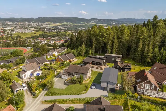 Eiendommen ligger i et etablert og familievennlig boligområde på Kystadhaugen, med kort avstand til både skoler, barnehager og daglige servicetilbud. Det kan forekomme avvik mellom illustrasjonsbilder og ferdigstilt bolig.