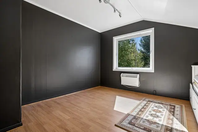 Her er det godt med plass til både seng og annet garderobeskap.