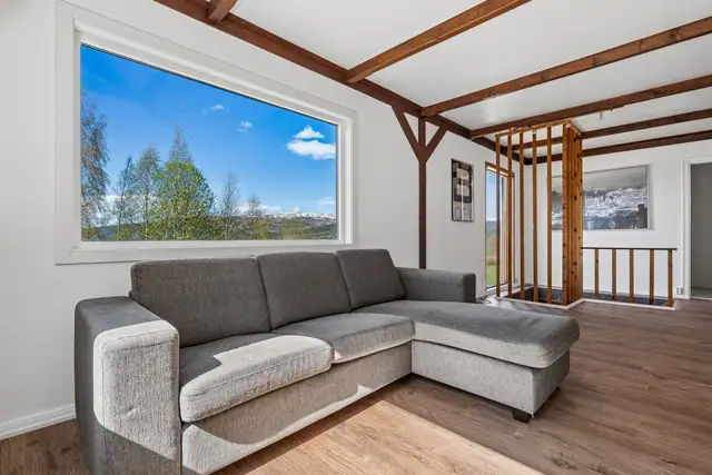 Første etasje består av stue og kjøkken, samt entre med trapp opp til andre etasje.