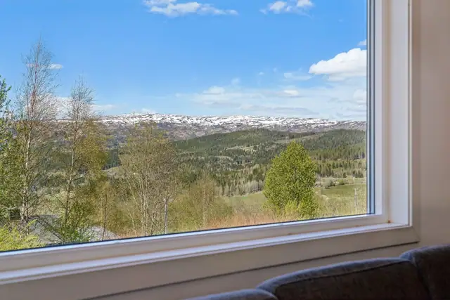Boligen ligger fint til i høyden, vil derfor ha fin utsikt over bygda fra eiendommen.