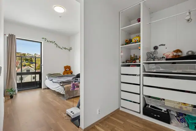 Begge soverom har gode oppbevarings muligheter i garderobeskap.