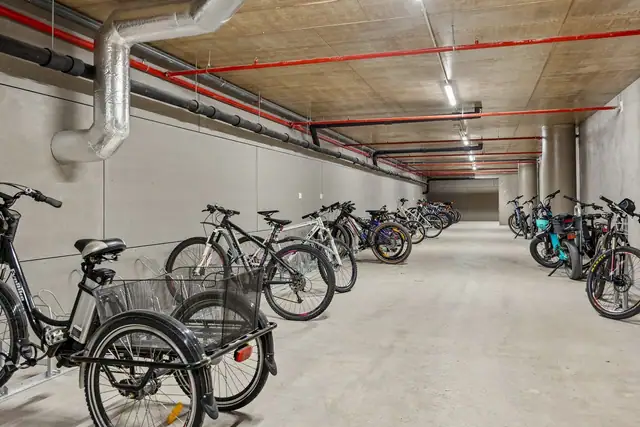 Sykkelparkeringen i kjelleren har fasiliteter for sykkelvask og -mekking, i tillegg til stativ for smøring av ski.