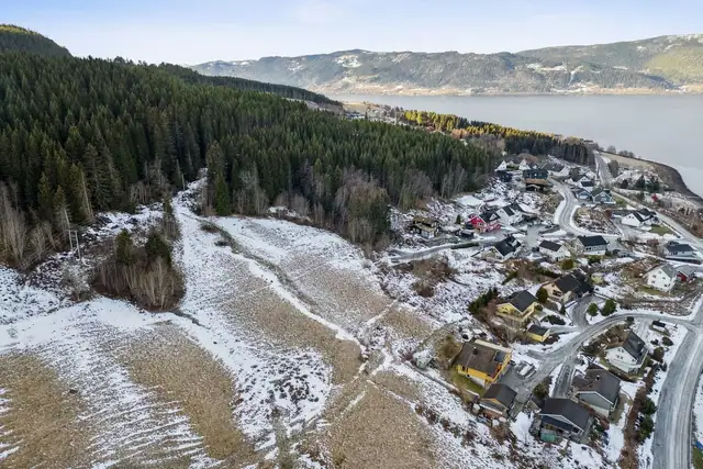 For de som pendler, er det enkel adkomst til E39, som gir rask forbindelse til både Trondheim og Orkanger.
