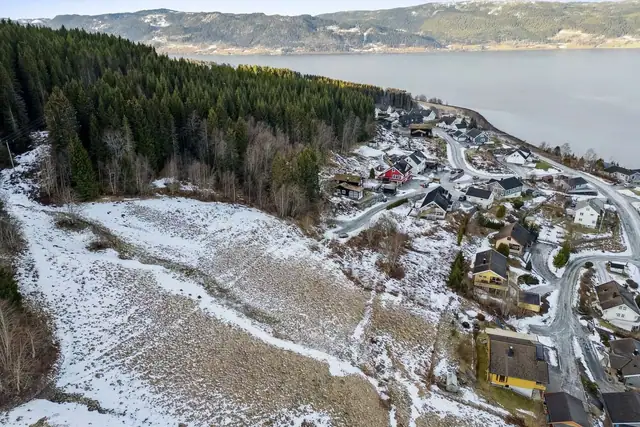 Med sitt fredelige nærmiljø, flotte natur og gode solforhold er denne tomten en sjelden mulighet for deg som ønsker å skape et hjem i vakre og rolige omgivelser.