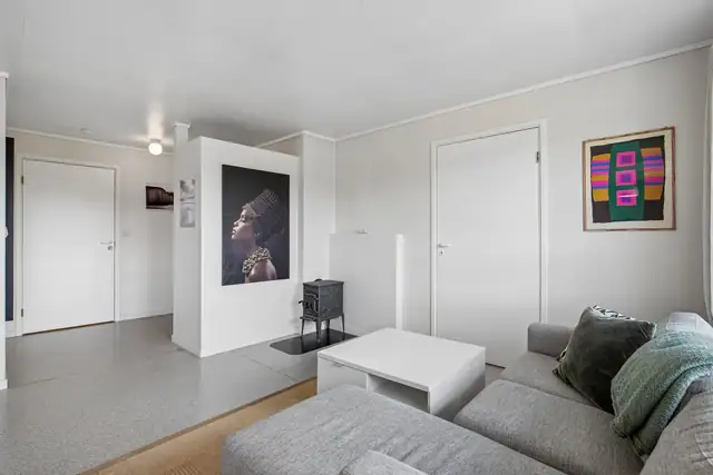 Av varmekilder har leiligheten varmekabler i gulv samt peisovn for ekstra varme.