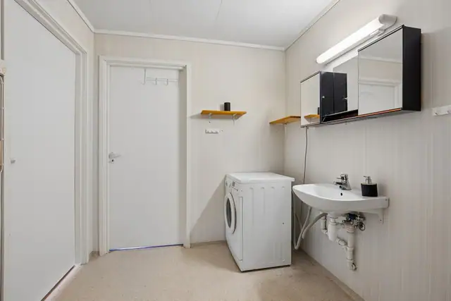 Videre fra badet er det egen dør inn til soverommet.