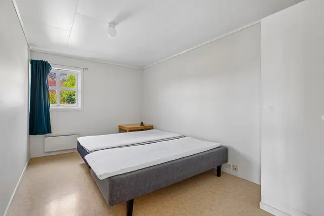 Hovedsoverommet har god plass til dobbeltseng og annet møblement om ønskelig.