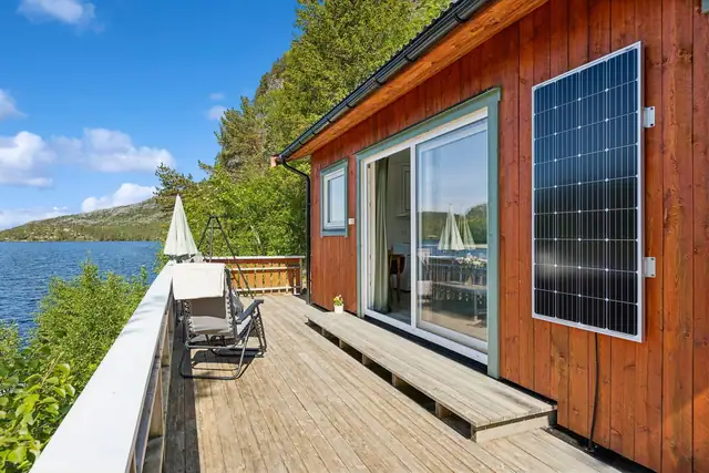 Sør/vestvendt terrasse som strekker seg rundt større deler av hytten.