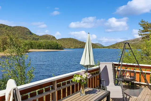 Fantastisk utsikt over Storvatnet med gode solforhold!
