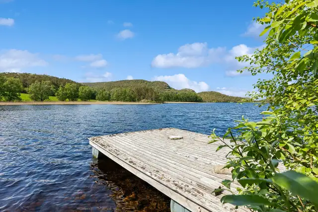 Like ved hytten ligger en brygge på vannet som man fint kan bruke til fiske og bading.