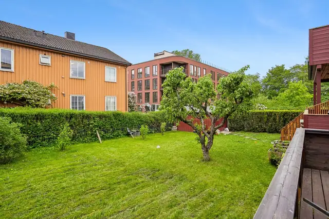 Sørvendt leilighet, skjermet beliggenhet, men like ved finner man Innherredsveien som gir tilgang på øvrige deler av Trondheim.
