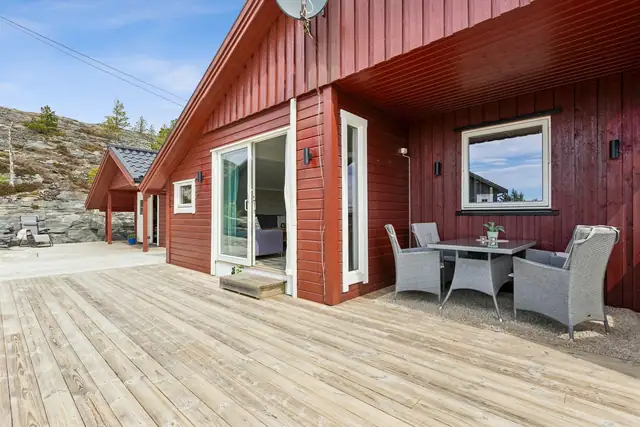 En trivelig uteplass som blir til en naturlig forlengelse av stuen i sommerhalvåret.