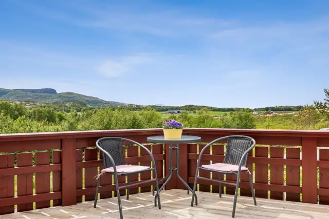 Romslig terrasse med god plass til utemøbler og flotte solforhold.