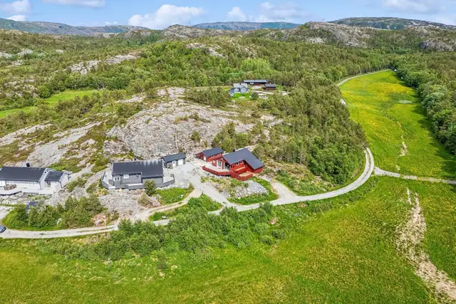 Dette er en lett tilgjengelig fritidsbolig i grønne omgivelser.