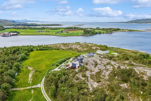 Hytta ligger flott til med nærhet til sjøen, bilvei helt frem, og endebeliggenhet i hyttefeltet!