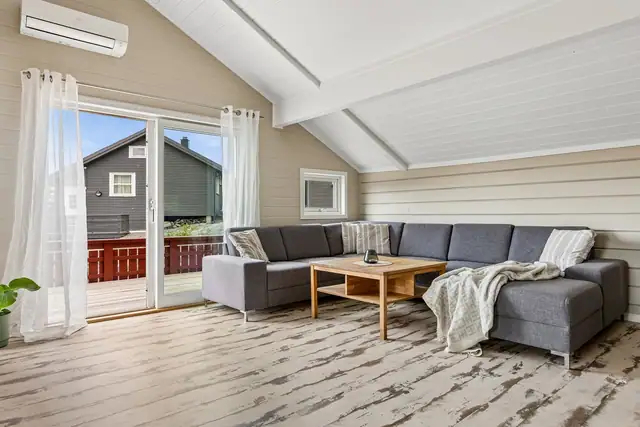 Hytten består av en stor og luftig stue med god takhøyde, åpen løsning med kjøkken, samt utgang til en stor terrasse!