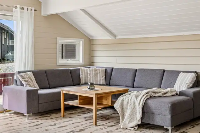 Oppholdsrommet har naturlige soner med god plass til både sofagruppe og spisebord!