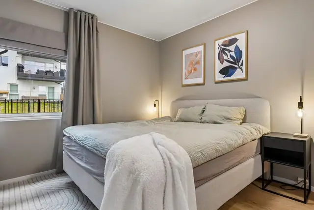 Hovedsoverom med god plass til dobbeltseng og garderobeløsning.