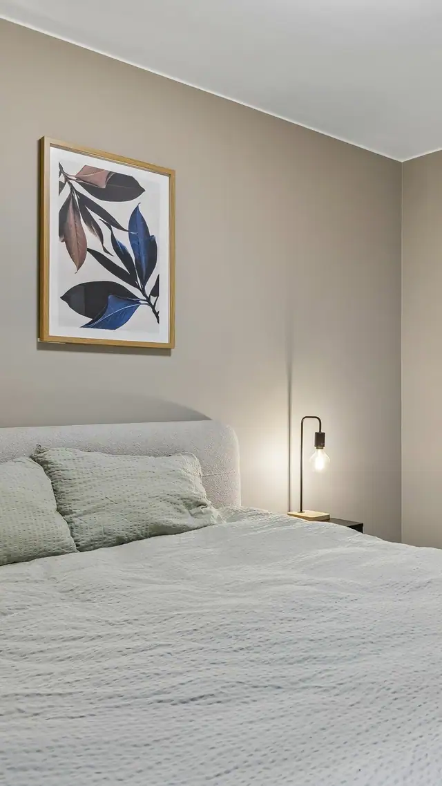 Soverommet måler romslige 11 kvm, med tilhørende walk-in-closet på nesten 5 kvm.