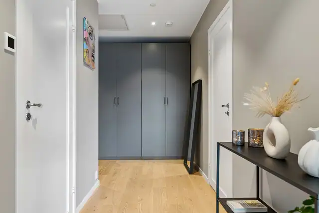 Velkommen inn i en lys og innbydende entré med gode oppbevaringsmuligheter.