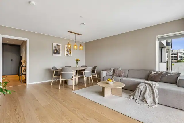 God plass til både sofagruppe og spisebord i den åpne løsningen.