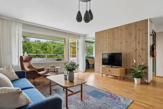 Innbydende oppholdsrom med god plass til både sofagruppe og spisebord.