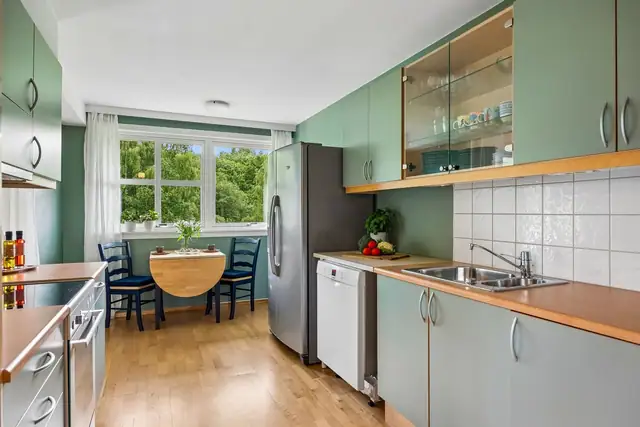 Kjøkken med moderne innredning og godt arbeidsareal.