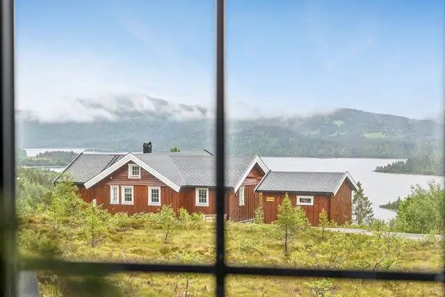 Fra stuen har man god utsikt mot Søvatnet!