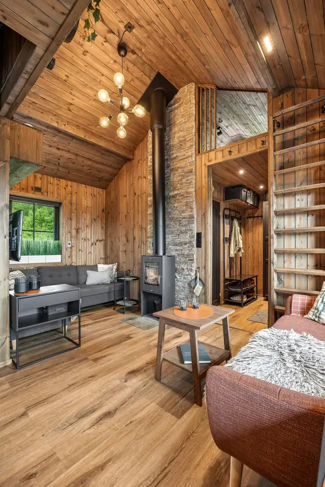 Stuen fremstår lys og innbydende med gjennomtenkt innredning.