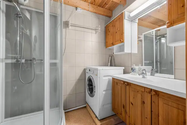 Badet er på 3 kvm og har godt med skapplass for hygieneartikler.