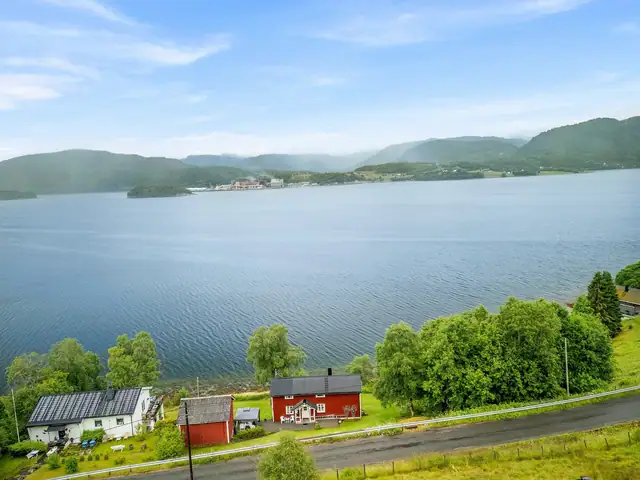 Fra fritidseiendommen har man umiddelbar nærhet til sjøen!