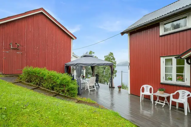 Terrassen utenfor inngangspartiet kan enkelt møbleres etter behov.