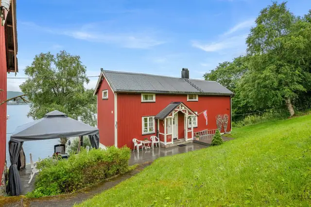 Av parkeringsmuligheter har eiendommen tinglyst to parkeringsplasser på andre siden av veien. Konferer med megler ved spørsmål om denne.