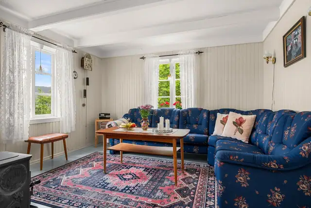 Fritidsboligen er oppført i 1919, med tilbygg fra 2002. Her er det innlagt vann og strøm.