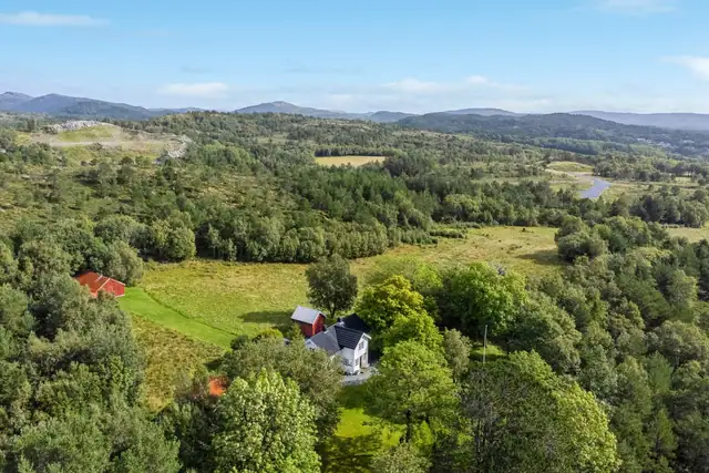 Vi ønsker å fremheve mulighetene for utbyggelse av tomten. Eiendommen er regulert i kommunedelplanen til boligbebyggelse.
