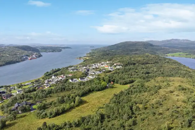 Det er kort distanse til Bjugn sentrum med barnehager, skoler og hverdagsfasiliteter.