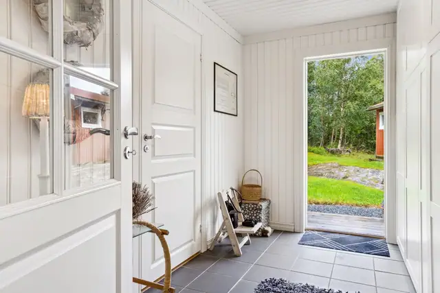 Velkommen inn! Boligen går over to plan, med totalt 142kvm bra-i.